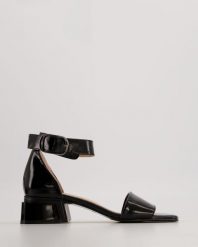 LAKIEROWANE SANDAŁY 0812660 279 BLAC. Sandały Venezia, bez wzorów, z lakierowanej skóry, bez obcasa, bez zapięcia. Za 369.00 zł.