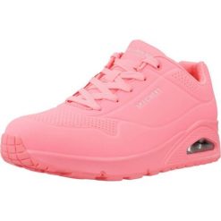 Buty SKECHERS UNO STAND ON AIR Rose. Czerwone trekkingi Skechers, bez wzorów, z syntetyku, bez zapięcia, trekkingowe. Za 288.99 zł.
