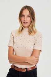 Bluzka z dżetami beżowa. Brązowe bluzki MOODO, l, bez wzorów, z bawełny, bez kołnierzyka, bez ramiączek. Za 89.99 zł.