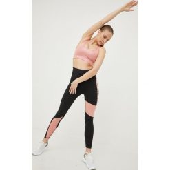 Puma legginsy treningowe Favorite damskie kolor czarny wzorzyste. Czarne legginsy Puma, bez wzorów, ze skóry. W wyprzedaży za 129.99 zł.