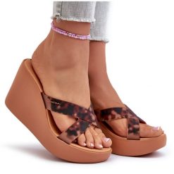 Klapki Damskie Na Koturnie 83520 Ipanema High Fashion Slide Fem Brązowe. Brązowe klapki bez wzorów, casualowe, bez obcasa, na koturnie, bez zapięcia. Za 308.70 zł.