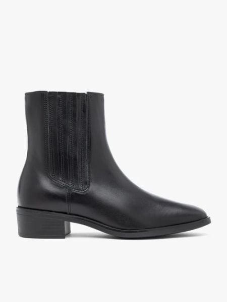 Czarne botki ze skóry licowej. Czarne botki Ryłko, bez wzorów, ze skóry, z okrągłym noskiem, bez obcasa, na płaskiej podeszwie, bez zapięcia. Za 499.99 zł.