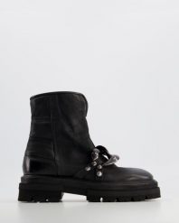 BOTKI Z ŁAŃCUCHEM A59213 NERO. Botki Venezia, bez wzorów, ze skóry, bez obcasa, bez zapięcia. Za 399.00 zł.