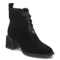 Botki damskie D&A o eleganckim fasonie z ozdobnym wiązaniem i efektownym geometrycznym obcasem czarne, CR62-3182 Black. Czarne botki S.BARSKI, z aplikacjami, z jeansu, eleganckie, bez obcasa, na obcasie, bez zapięcia. Za 449.00 zł.
