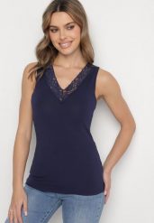 Granatowy Bawełniany Top Ozdobiony Koronką przy Dekolcie Marithiel. Niebieskie topy Born2be, l, bez wzorów, z bawełny, eleganckie, bez kołnierzyka, bez ramiączek. W wyprzedaży za 16.99 zł.