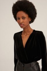 Undress Code Bluzka damska kolor czarny gładka. Czarne bluzki Undress Code, l, bez wzorów, z poliamidu, bez kołnierzyka, bez ramiączek. W wyprzedaży za 339.90 zł.