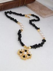 L'Atelier de Gaia Pozłacany naszyjnik z elementami ozdobnymi - dł. 47 cm rozmiar: onesize. Czarne naszyjniki L'Atelier de Gaia, z materiału, z onyksem, pozłacane. Za 86.99 zł.