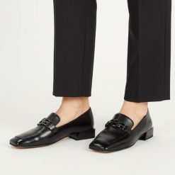 Półbuty damskie S.Barski, cholewka skóra naturalna licowa wsuwany fason metalowa ozdoba z przodu niski stabilny obcas zaokrąglono kwadratowy nosek kl. Czarne półbuty wsuwane S.BARSKI, z aplikacjami, ze skóry, klasyczne, bez obcasa, na obcasie. Za 389.00 zł.