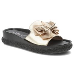 Klapki damskie S.Barski, cholewka ze skóry naturalnej licowej wsuwany fason szeroki pasek z przodu ozdobna kokarda, złote, KV61-6061. Żółte klapki S.BARSKI, bez wzorów, ze skóry, bez obcasa, bez zapięcia. Za 149.00 zł.