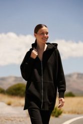 Bluza oversize z kapturem czarna. Czarne bluzy MOODO, m, bez wzorów, z bawełny, bez ramiączek, z kapturem. W wyprzedaży za 84.99 zł.