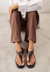 Brązowe Płaskie Sandały Typu Japonki z Paskiem na Palec Daeimeia. Brązowe sandały Renee, bez wzorów, bez obcasa, na płaskiej podeszwie, bez zapięcia. Za 79.99 zł.