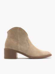 Piaskowe botki typu kowbojki. Brązowe botki Ryłko, bez wzorów, ze skóry, z okrągłym noskiem, bez obcasa, na obcasie, bez zapięcia. Za 399.99 zł.
