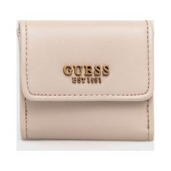 Guess portfel damski kolor brązowy. Brązowe portfele Guess, z aplikacjami, z materiału. Za 219.99 zł.