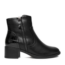 Botki Clara Barson. Czarne botki Clara Barson, bez wzorów, bez obcasa, na słupku, bez zapięcia. Za 139.99 zł.