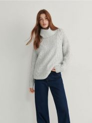 Sweter oversize z golfem - jasnoszary. Szare swetry Reserved, l, bez wzorów, z dzianiny, bez ramiączek. W wyprzedaży za 49.99 zł.