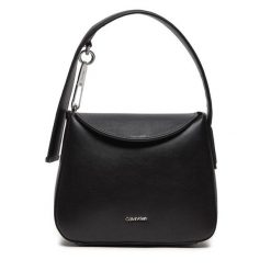 Torebka Calvin Klein. Czarne torebki klasyczne Calvin Klein, bez wzorów, klasyczne, bez dodatków. Za 279.99 zł.