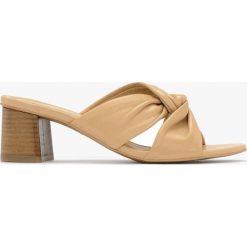 Beżowe klapki z ozdobna cholewką ARINA. Brązowe klapki Ryłko, bez wzorów, ze skóry, bez obcasa, na obcasie, bez zapięcia. Za 279.99 zł.
