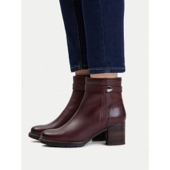 Botki Lasocki. Czerwone botki Lasocki, bez wzorów, bez obcasa, na słupku, bez zapięcia. Za 279.99 zł.