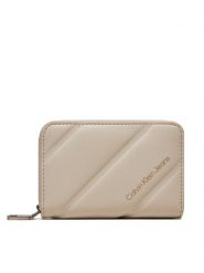 Calvin Klein Jeans Portfel Quileted Med Zip K60K612256 Écru. Białe portfele Calvin Klein Jeans, bez wzorów, z jeansu. Za 259.99 zł.