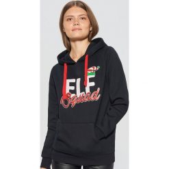 Bluza ze świątecznym motywem - Czarny. Bluzy bez kaptura marki Cropp. W wyprzedaży za 19.99 zł.
