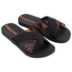 Klapki Ipanema Sense Slide 27214 BC402 czarne panterka. Czarne klapki bez wzorów, z materiału, sportowe, bez obcasa, bez zapięcia. Za 166.86 zł.