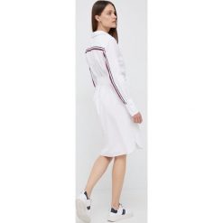 Tommy Hilfiger sukienka bawełniana kolor biały mini prosta. Białe sukienki Tommy Hilfiger, na co dzień, bez wzorów, z bawełny, bez kołnierzyka, bez ramiączek, maxi, proste. W wyprzedaży za 309.99 zł.