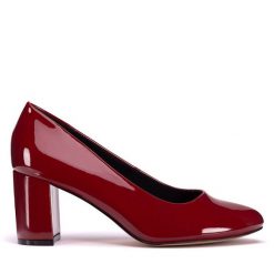 Czółenka Clara Barson. Czerwone czółenka Clara Barson, bez wzorów, bez obcasa, bez zapięcia. Za 119.99 zł.