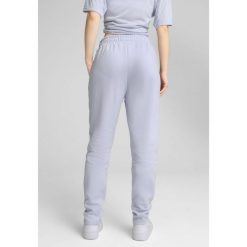 Damskie spodnie dresowe EVOSTRIPE PUMA Cool Weather Blue. Niebieskie spodnie dresowe Puma, bez wzorów, z dresówki. W wyprzedaży za 179.00 zł.