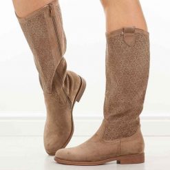 Coffee ażurowe kozaki damskie S.Barski 8022. Kozaki S.BARSKI, na jesień, w ażurowe wzory, z zamszu, eleganckie, bez obcasa, na obcasie, bez zapięcia. Za 269.00 zł.