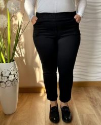 Czarne spodnie jeansowe Julia z wysokim stanem 7/8 PLUS SIZE XXL. Czarne spodnie materiałowe Nasi partnerzy, bez wzorów, z bawełny, biznesowe, z podwyższonym stanem, krótkie. Za 199.90 zł.
