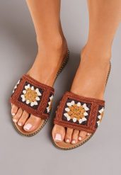 Brązowe Płaskie Klapki w Stylu Boho Ozdobione Nitami Yarpena. Brązowe klapki Born2be, z aplikacjami, boho, z otwartym noskiem, bez obcasa, na płaskiej podeszwie, bez zapięcia. Za 39.99 zł.