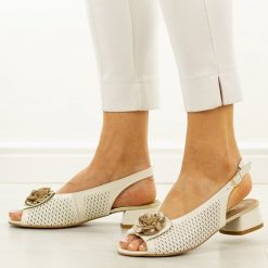 Beżowe perła skórzane Polskie sandały damskie Deoni D501A. Brązowe sandały Deoni, bez wzorów, ze skóry, eleganckie, bez obcasa, na obcasie, bez zapięcia. Za 449.00 zł.
