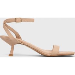 Answear Lab sandały damskie kolor beżowy. Brązowe sandały Answear Lab, bez wzorów, z gumy, bez obcasa, na obcasie, bez zapięcia. Za 149.99 zł.
