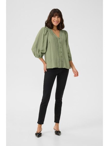 Kaffe Bluzka w kolorze zielonym rozmiar: 38. Zielone bluzki Kaffe, bez wzorów, bez kołnierzyka, bez ramiączek. Za 105.14 zł.