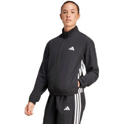 Damska kurtka adidas Train Essentials 3-Stripes. Białe kurtki do biegania adidas, bez wzorów, z elastanu, bez kaptura, do biegania, climacool (adidas). Za 186.99 zł.