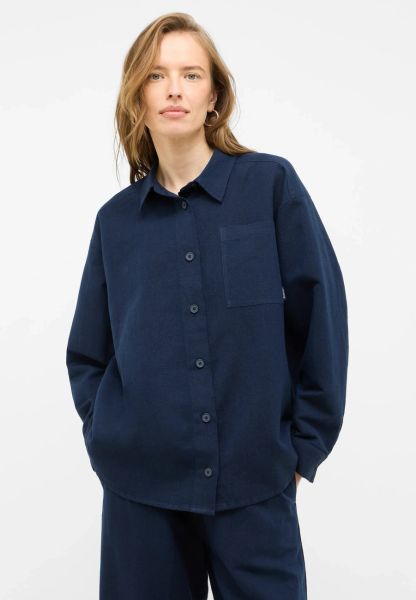 Damska Koszula Mustang Style Willow Navy Blazer 1016575 5324. Niebieskie koszule Mustang, l, bez wzorów, bez kołnierzyka, bez ramiączek. Za 149.99 zł.