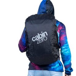 Pokrowiec na plecak CabinZero Rain Cover AX02. Czarne plecaki Cabinzero, bez wzorów, bez dodatków. Za 114.99 zł.