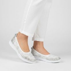 Półbuty damskie S.Barski, cholewka skóra naturalna perforowana z metalicznym wykończeniem fason wsuwany niski krój zaokrąglony nosek, elastyczna kons. Białe półbuty wsuwane S.BARSKI, na lato, w ażurowe wzory, z jeansu, eleganckie, bez obcasa, na płaskiej podeszwie. Za 139.00 zł.