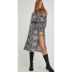 Answear Lab sukienka kolor czarny midi rozkloszowana. Czarne sukienki Answear Lab, s, bez wzorów, bez kołnierzyka, bez ramiączek, midi, rozkloszowane. W wyprzedaży za 179.99 zł.