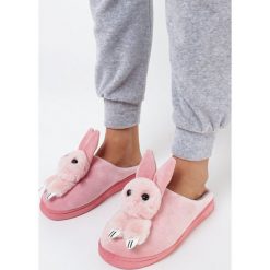 Różowe Kapcie Orith. Czerwone kapcie Born2be, z aplikacjami, z weluru. W wyprzedaży za 43.99 zł.