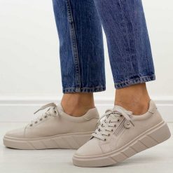 Beżowe skórzane półbuty damskie na platformie Jezzi 18-20. Brązowe półbuty wsuwane Jezzi, na jesień, bez wzorów, z jeansu, eleganckie, bez obcasa, na platformie. Za 249.00 zł.