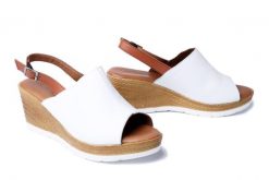 ARTIKER RELAKS 54C0681 biały, sandały damskie. Białe sandały Artiker Relaks, bez wzorów, z gumy, bez obcasa, na koturnie, bez zapięcia. Za 209.90 zł.