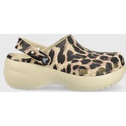 Crocs klapki damskie kolor brązowy na platformie. Brązowe klapki Crocs, bez wzorów, z okrągłym noskiem, bez obcasa, na platformie, bez zapięcia. Za 249.99 zł.