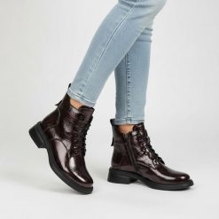 Botki damskie S. Barski, lakierowane na płaskim obcasie ze skóry i zapinane na suwak, bordowe, LZ52-954. Czerwone botki S.BARSKI, bez wzorów, z lakierowanej skóry, klasyczne, bez obcasa, na płaskiej podeszwie, bez zapięcia. Za 329.00 zł.