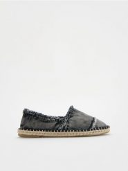 Jeansowe espadryle - biały. Białe espadryle Reserved, bez wzorów, z bawełny, bez obcasa. W wyprzedaży za 29.99 zł.