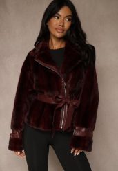 Bordowa Kurtka Futerko z Paskiem z Imitacji Skóry Zdobiona Klamerkami Jynlisa. Czerwone kurtki Renee, m, z aplikacjami, z futra, bez kaptura. Za 259.99 zł.