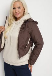 Brązowa Kurtka Krótka z Pikowaniem i Odpinanym Kapturem Taraes. Brązowe kurtki Born2be, xl, bez wzorów, z jeansu, eleganckie. W wyprzedaży za 132.99 zł.