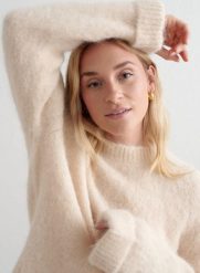 Damski sweter z mieszanki alpaki, przewiewny, luźny Alpaca Knit Sweater beżowy. Białe swetry AIM'N, l, bez wzorów, z elastanu, bez ramiączek. Za 551.00 zł.
