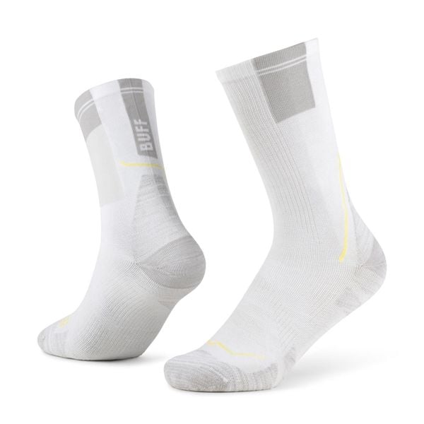 Skarpety biegowe Buff Coolnet Crew Sock CC. Białe skarpetki Buff, bez wzorów, z elastanu. Za 108.89 zł.