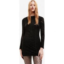 Desigual sukienka kolor czarny mini dopasowana. Czarne sukienki Desigual, l, bez wzorów, z dzianiny, bez kołnierzyka, bez ramiączek, maxi, dopasowane. W wyprzedaży za 314.99 zł.